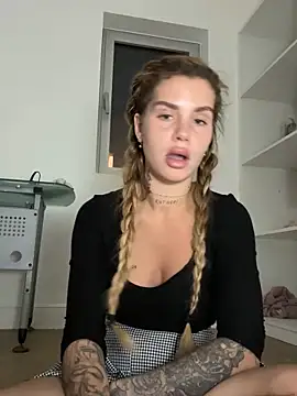 EmiliaCatalina online show from 11-01-25, 05:03