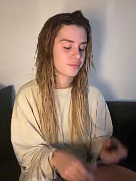 Snapshot of EmiliaCatalina chatting on 02-10-26, 12:31 EmiliaCatalina online show from 02-10-26, 12:31