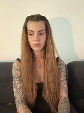 Snapshot of EmiliaCatalina chatting on 05-31-26, 09:26 EmiliaCatalina online show from 05-31-26, 09:26