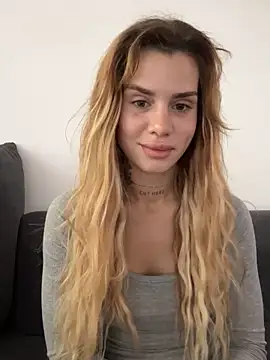 Snapshot of EmiliaCatalina chatting on 01-18-26, 03:26 EmiliaCatalina online show from 01-18-26, 03:26