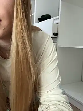 EmiliaCatalina online show from 10-24-25, 09:36