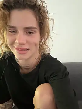 Snapshot of EmiliaCatalina chatting on 02-05-26, 06:59 EmiliaCatalina online show from 02-05-26, 06:59