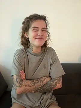 Snapshot of EmiliaCatalina chatting on 02-15-26, 05:01 EmiliaCatalina online show from 02-15-26, 05:01