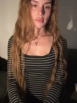 Snapshot of EmiliaCatalina chatting on 06-04-26, 12:04 EmiliaCatalina online show from 06-04-26, 12:04