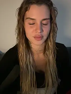 Snapshot of EmiliaCatalina chatting on 02-03-26, 11:43 EmiliaCatalina online show from 02-03-26, 11:43