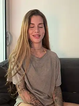 Snapshot of EmiliaCatalina chatting on 05-17-26, 04:29 EmiliaCatalina online show from 05-17-26, 04:29