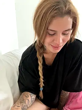 EmiliaCatalina online show from 10-20-25, 06:08