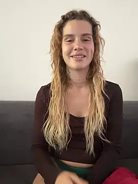 Snapshot of EmiliaCatalina chatting on 02-10-26, 07:24 EmiliaCatalina online show from 02-10-26, 07:24