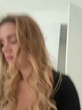 EmiliaCatalina online show from 11-01-25, 09:19