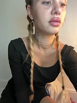 EmiliaCatalina online show from 11-16-25, 08:35