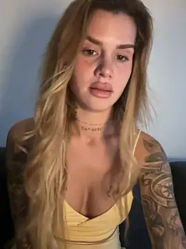 Snapshot of EmiliaCatalina chatting on 01-16-26, 10:03 EmiliaCatalina online show from 01-16-26, 10:03