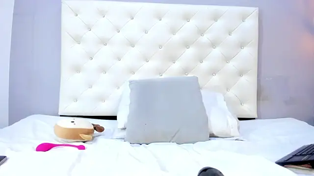 Snapshot of NICOLSKINNY1 chatting on 05-23-26, 08:52 NICOLSKINNY1 online show from 05-23-26, 08:52