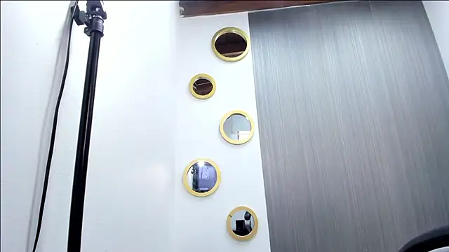 NICOLSKINNY1 online show from 12-18-25, 07:50