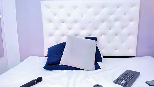 NICOLSKINNY1 online show from 10-24-25, 09:25