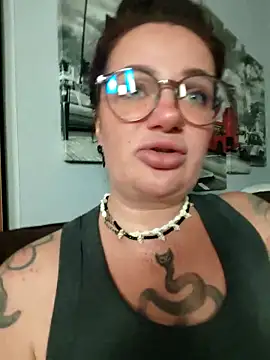 EllieOz online show from 10-07-25, 03:46