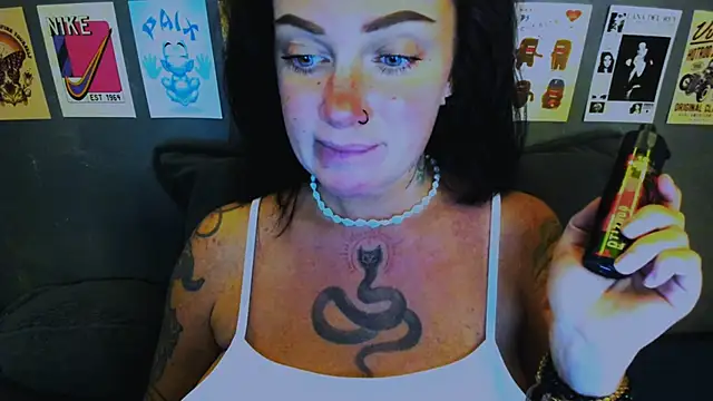 EllieOz online show from 04-26-26, 04:04