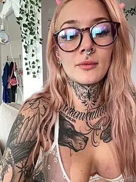 Snapshot of Stella-Kink chatting on 10-21-25, 02:16 Stella-Kink online show from 10-21-25, 02:16