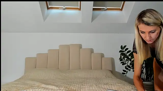 LunAnna online show from 09-25-25, 02:12