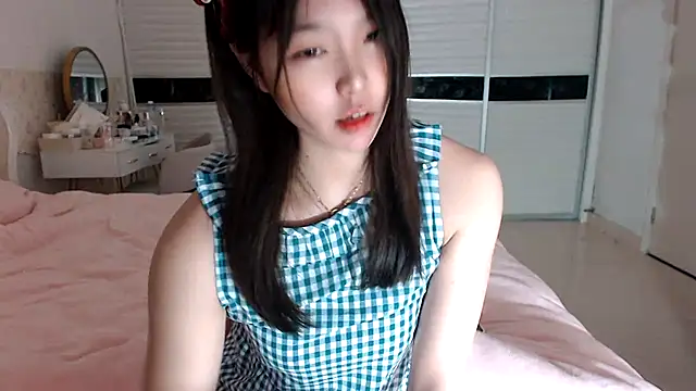 Snapshot of -Lucky_Girl chatting on 03-19-25, 12:12 -Lucky Girl online show from 03-19-25, 12:12