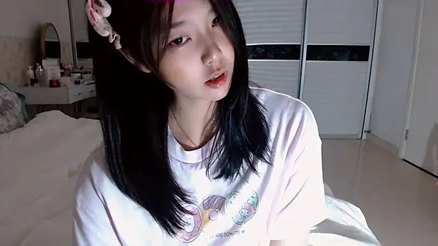 Snapshot of -Lucky_Girl chatting on 10-16-25, 02:03 -Lucky Girl online show from 10-16-25, 02:03