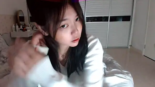 Snapshot of -Lucky_Girl chatting on 10-21-25, 08:03 -Lucky Girl online show from 10-21-25, 08:03