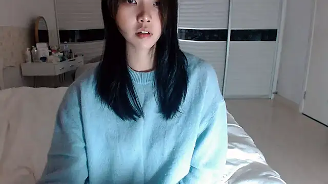 Snapshot of -Lucky_Girl chatting on 10-17-25, 05:11 -Lucky Girl online show from 10-17-25, 05:11
