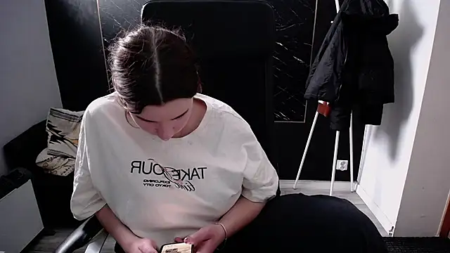 littleviki7 online show from 11-24-25, 11:21