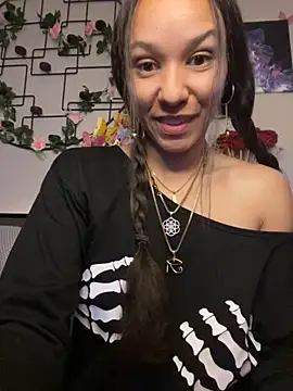 Snapshot of _Neeka_ chatting on 10-23-25, 03:27 Neeka online show from 10-23-25, 03:27