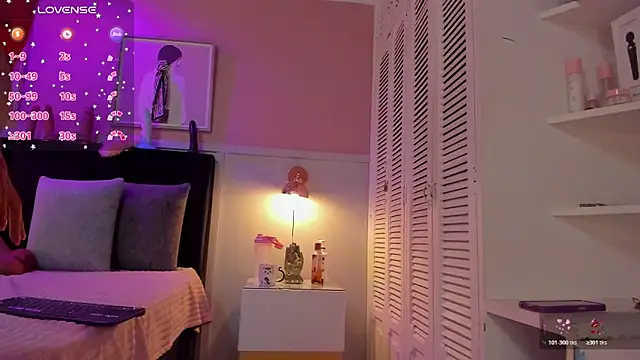 chloe watson  online show from 10-24-25, 07:57