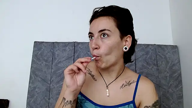 linda 33 online show from 10-27-25, 04:19