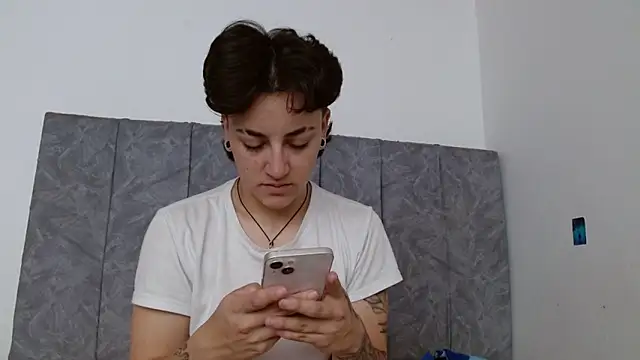 linda 33 online show from 10-31-25, 02:02