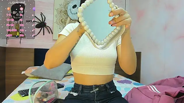 AnneDixie online show from 10-30-25, 03:05