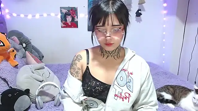 Snapshot of mia_catt05 chatting on 06-05-26, 05:23 mia catt05 online show from 06-05-26, 05:23
