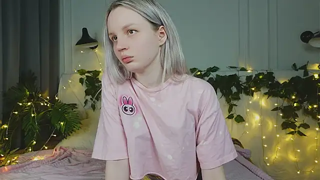 Snapshot of Beatrica_Klein chatting on 03-21-25, 03:35 Beatrica Klein online show from 03-21-25, 03:35