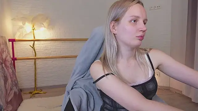 Snapshot of Beatrica_Klein chatting on 09-26-25, 03:08 Beatrica Klein online show from 09-26-25, 03:08