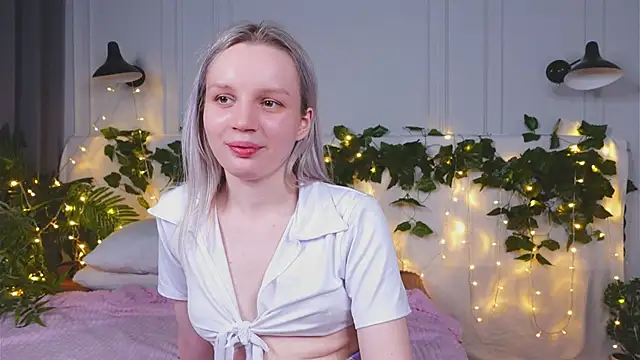 Snapshot of Beatrica_Klein chatting on 03-08-25, 05:22 Beatrica Klein online show from 03-08-25, 05:22