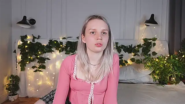 Snapshot of Beatrica_Klein chatting on 03-17-25, 03:40 Beatrica Klein online show from 03-17-25, 03:40