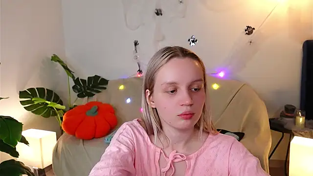 Snapshot of Beatrica_Klein chatting on 10-17-25, 03:58 Beatrica Klein online show from 10-17-25, 03:58
