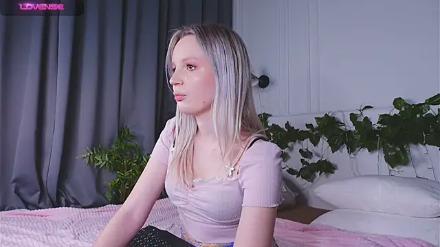 Snapshot of Beatrica_Klein chatting on 03-07-25, 04:11 Beatrica Klein online show from 03-07-25, 04:11