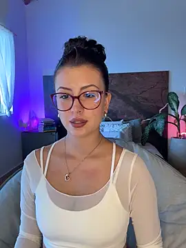 EmaSaenz online show from 09-11-25, 08:20