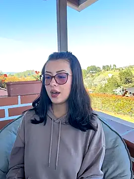 EmaSaenz online show from 09-10-25, 08:52