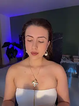 EmaSaenz online show from 05-06-26, 10:47