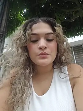 Sara smiiith211 online show from 05-18-26, 10:25