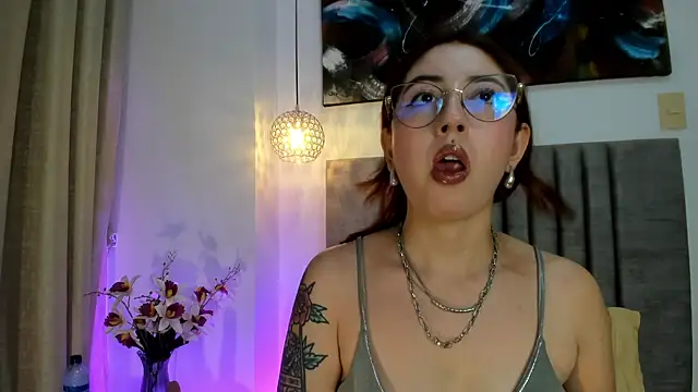 Emilywatsonn online show from 10-22-25, 12:32