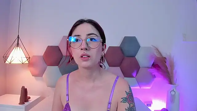 Emilywatsonn online show from 10-03-25, 12:25