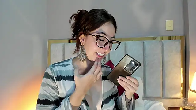 Emilywatsonn online show from 11-21-25, 12:20