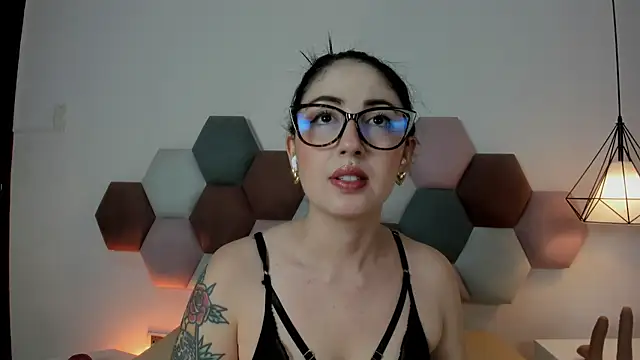 Emilywatsonn online show from 04-01-26, 12:24