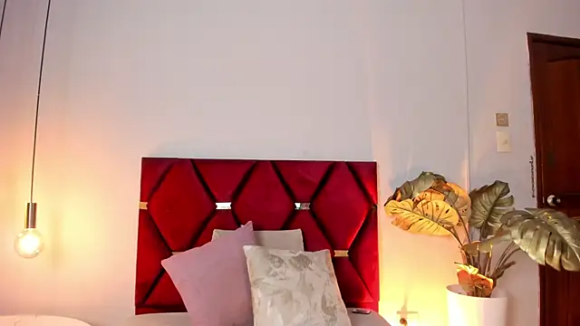 Snapshot of Emilywatsonn chatting on 02-14-26, 11:38 Emilywatsonn online show from 02-14-26, 11:38