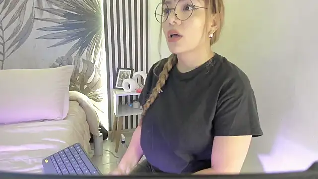 Samaantha-White online show from 03-25-26, 11:42