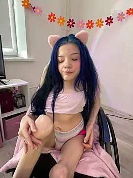 MiniSophiaa online show from 04-12-26, 08:06